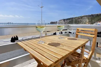 Image de Stone's Throw - Grand appartement de 3 chambres en première ligne à Nazaré