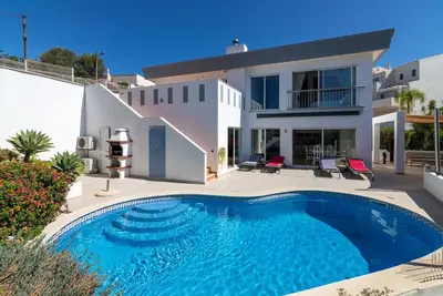 Image de Superb 4-bedroomed villa with a pool within walking distance to the town