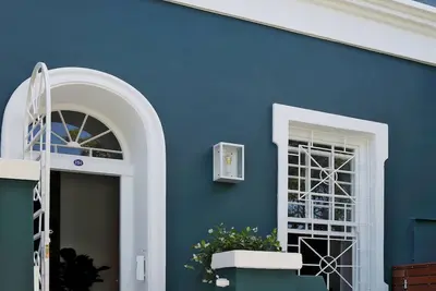 Image de Double-storey historic cottage in one of Cape Town’s most stylish and enclaves.