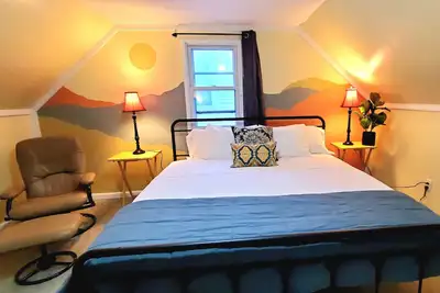 Image de King Bed and 2 Full Baths, Fully Fenced Yard And Close To Highway