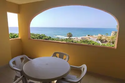 Image de Dona Lola spacious seaview apartment 5 mins walk to the beach! !