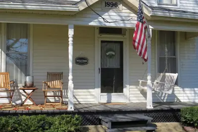 Image de Wi-Fi avail at this Beautiful 1896 Farmhouse, rural setting. Tranquil location.