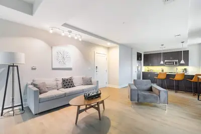 2b/2ba Distinguished Apartment, Rooftop Pool & Gym