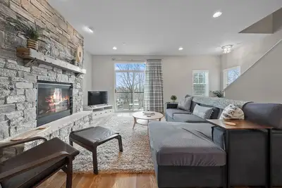 Image de Private Balconies in Lake Geneva with End-Unit Privacy & Walkable Lakefront Access