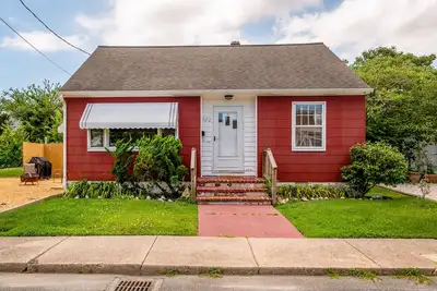 Image de Little Red Cottage by Seaside Vacations & Sales