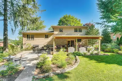 3 Mi to Lake Redman: Home w/ Furnished Pergola!