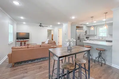 Image de Hometown Hideaway | Downtown | Easy Local Access