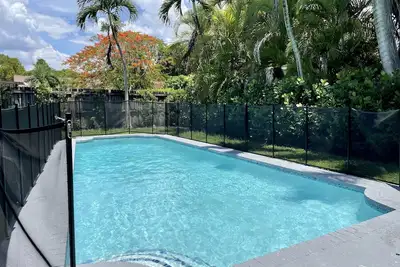 Image de Cozy Suburban Home with huge backyard and pool! Welcome!