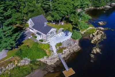 Image de Luxury Waterfront Private Property with Hot Tub