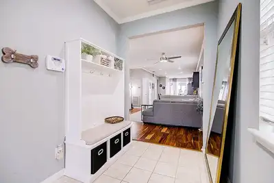 Image de Lakefront 3 Br w/ Office +Fenced Yard (6 mo minimum)