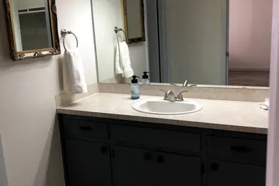 Image de Nice 3 bedroom Home: 6 beds, office, 2 car garage.