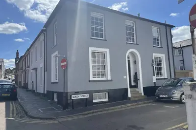 Image de Georgian 4 bed historic house, 100m City Centre w/ garden & free private parking