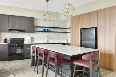 2bd/Atlanta - Downtown w/Rooftop Pool and Pool Bar!