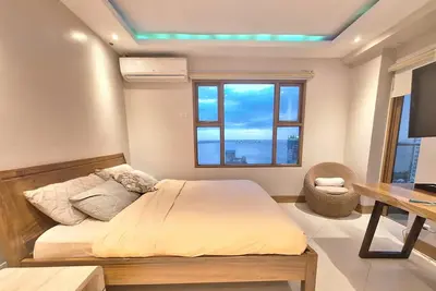 Image de Luxury King 2br 2ba Condo w/ Kitchen Balcony Bayview Pool Netflix