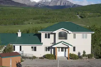 Image de Sleeps 32 - 5 mins. from Waterton - Whole House