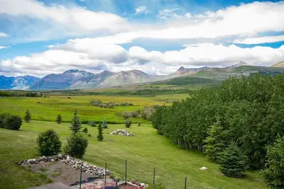 Image de Sleeps 16- 5 mins from Waterton Entrance  Wcv -A&B