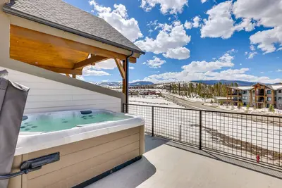 Image de Modern Fraser Townhome w/ Private Hot Tub & Decks!