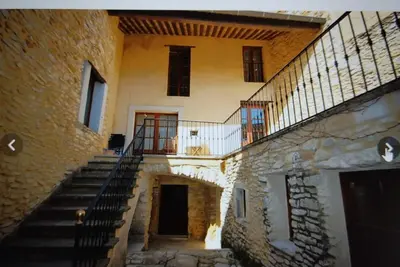 Proche Avignon Grande Maison calme en pierres avec cour intérieure-8personnes