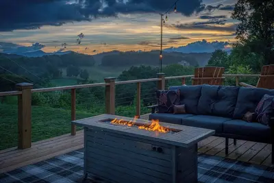 Image de Lux, fam-friendly Mount Home Close to Avl/Wvl Yard