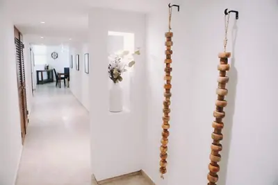 Image de Beautiful 3 bedroom sub-penthouse beachfront Apt