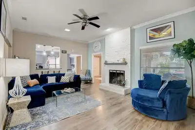 Carrollton Retreat! 4bd / Pool Table *