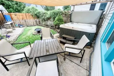 Image de Love Shack Private Hot tub  steps to Jet/Town