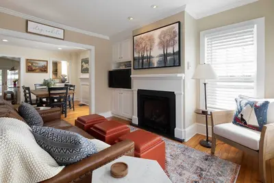 Image de 'Brooke House' In The Heart of Downtown w/ Patio!