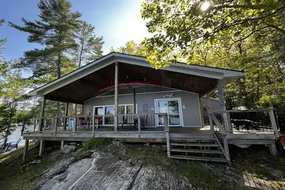 Image de Lake view cottage, clean weed free swimming and a hot tub on Mississagua Lake