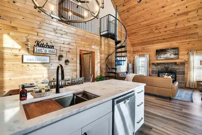 Image de Modern and Cozy - Hot Tub - Newly Renovated!