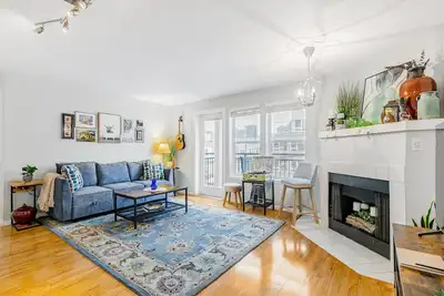 Image de Third-floor condo with balcony steps from Space Needle - walk everywhere