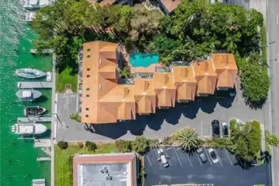 Image de Waterfront view property 5 minutes from the beaches!