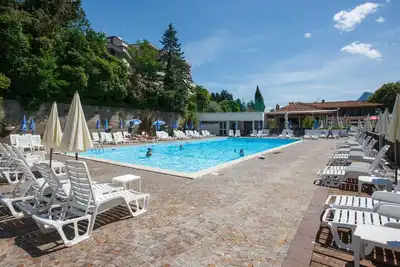 Image de 2-zimmer-wohnung mit Balkon, Garten, Pool und Seesicht