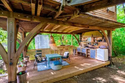 Image de Cabane \"King Louie and Mowgli\" avec piscine naturelle partagée et 2 terrasses