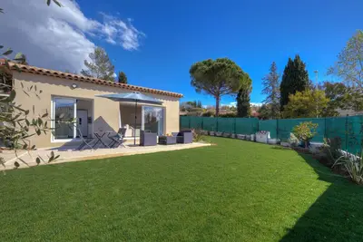 Image de villa plain-pied, climatisée, jardin ensoleillé