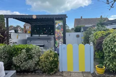 Image de Seaside themed self contained cabin, hot tub & Bbq