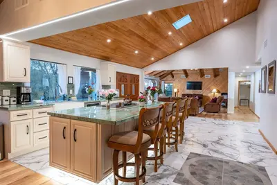 Image de Sunset Retreat- Two houses with hot tub, firepit, multiple kitchens, sleeps 20!