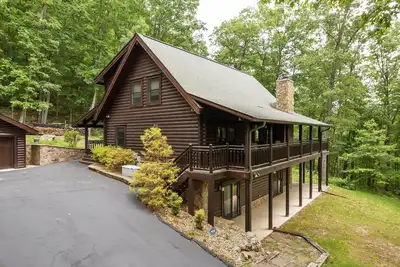 Image de Luxury 4 Br with Hot Tub, Seclusion, WiFi, Huge Decks, Free Dollywood Tickets