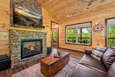 Image de Smoky Mountain Refuge: 5 Min to Gatlinburg/Pigeon Forge*Hot Tub*Firepit + Games