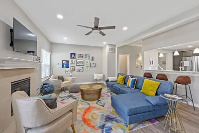 Welcome to The Downtowner - Walkable to Otr, Fc Stadium, 2 Car Garage Parking!