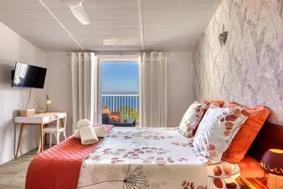 Image de Meublé avec piscine, Spa, terrasse vue sur l'océan