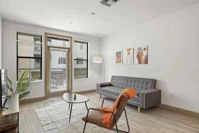 Image de Modern 2br CozySuites on Town Lake waterfront 11