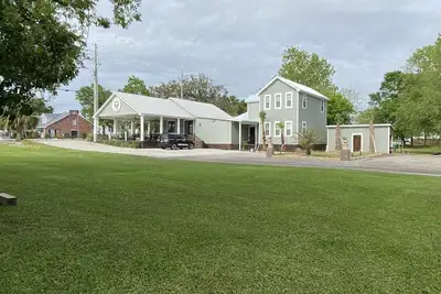 Image de Spacious Huge Deck Downtown Family Friendly