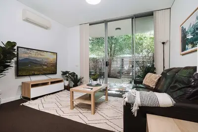 Image de Comfy 1-Bed with Spacious Courtyard & Parking