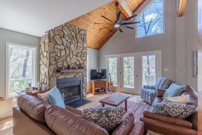 Image de 3br Lakefront w/ Dock, Hot Tub, Game Room + Ev