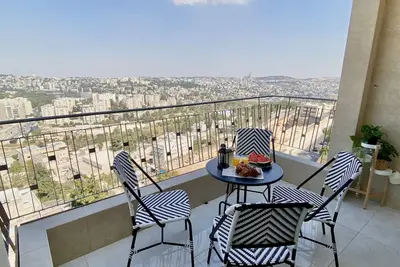 Image de Roomy 4br Bayit VeGan sunny 180 view balcony Apt