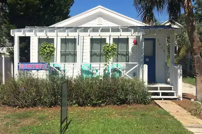 Image de One of a kind Tybee Island jewel, the 1938 \"Blue Dog\" cottage. 2 blocks to sand!