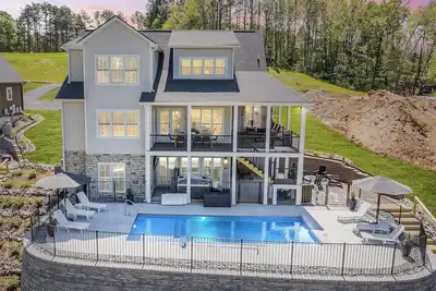 Image de Sunset Ridge, Lakefront New Luxury w/ 7-Bedrooms + Heated Salt Pool, Covered Decks, Hot Tub & Dock!