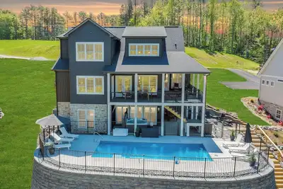 Image de Hideaway Ridge, Lakefront New Luxury w/ 7-Bedrooms + Heated Salt Pool, Covered Decks, Hot Tub & Dock