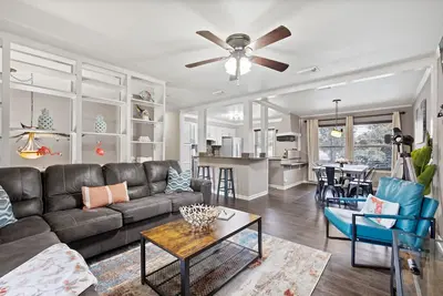 Image de *New Pool with Sun Shelf <br>*5 beds<br>* Arcade<br>* Ping Pong<br>* Dog Friendly- Even a Doggy Door! <br>* Astro Turfed Yard<br>* 15 min to Downtown, 25 min to Pensacola Beach<br>* Kids Room with Toys, Crib, and High Chair<br>* Game Room Overlooking