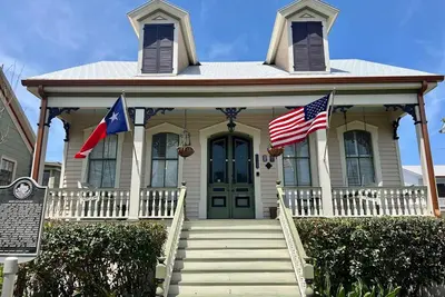 Image de Pamela's Paradise! East End Historical Home